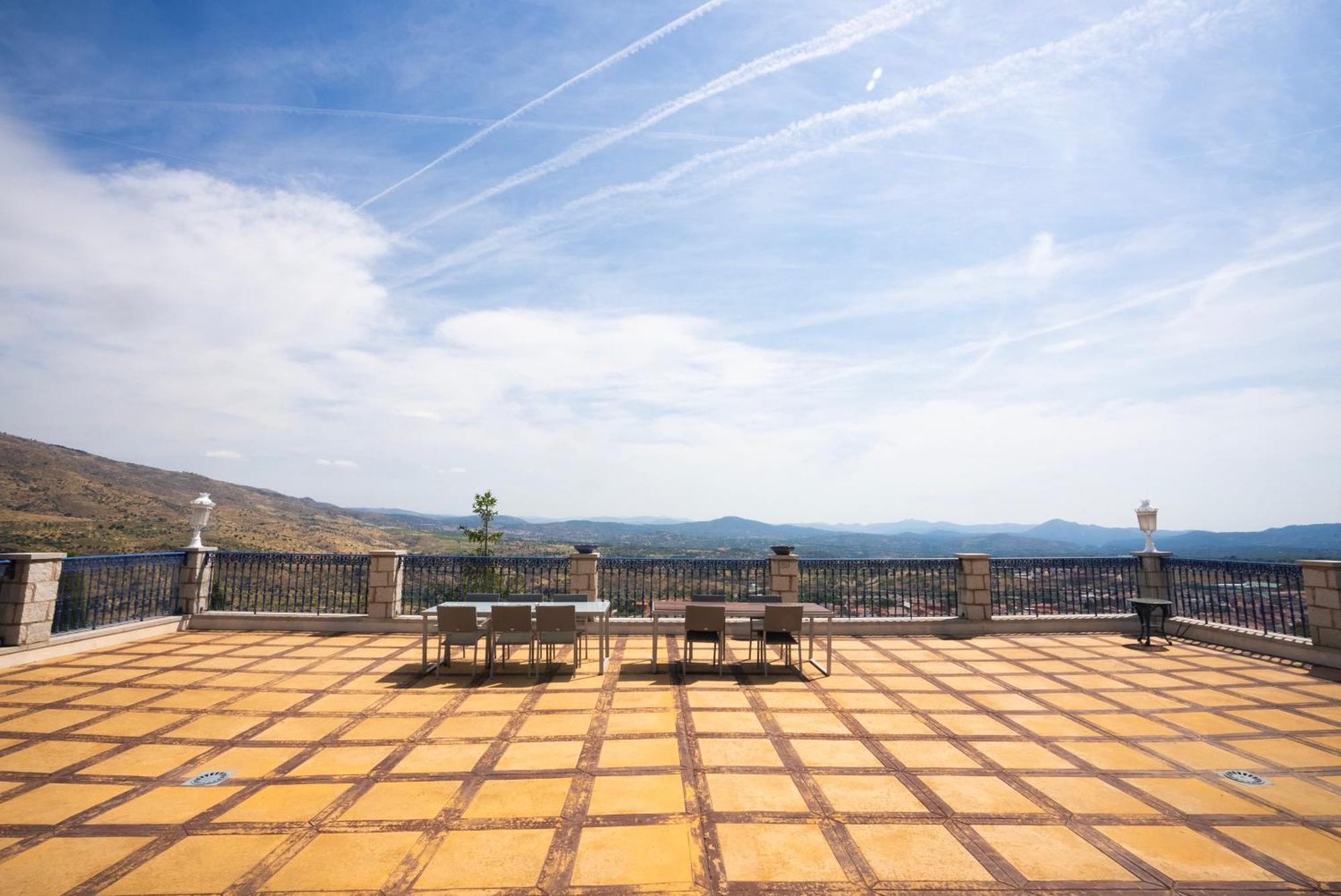 Mansion Con Jacuzzi A 40 Grados, Gran Piscina Y Padel Villa El Tiemblo Eksteriør bilde