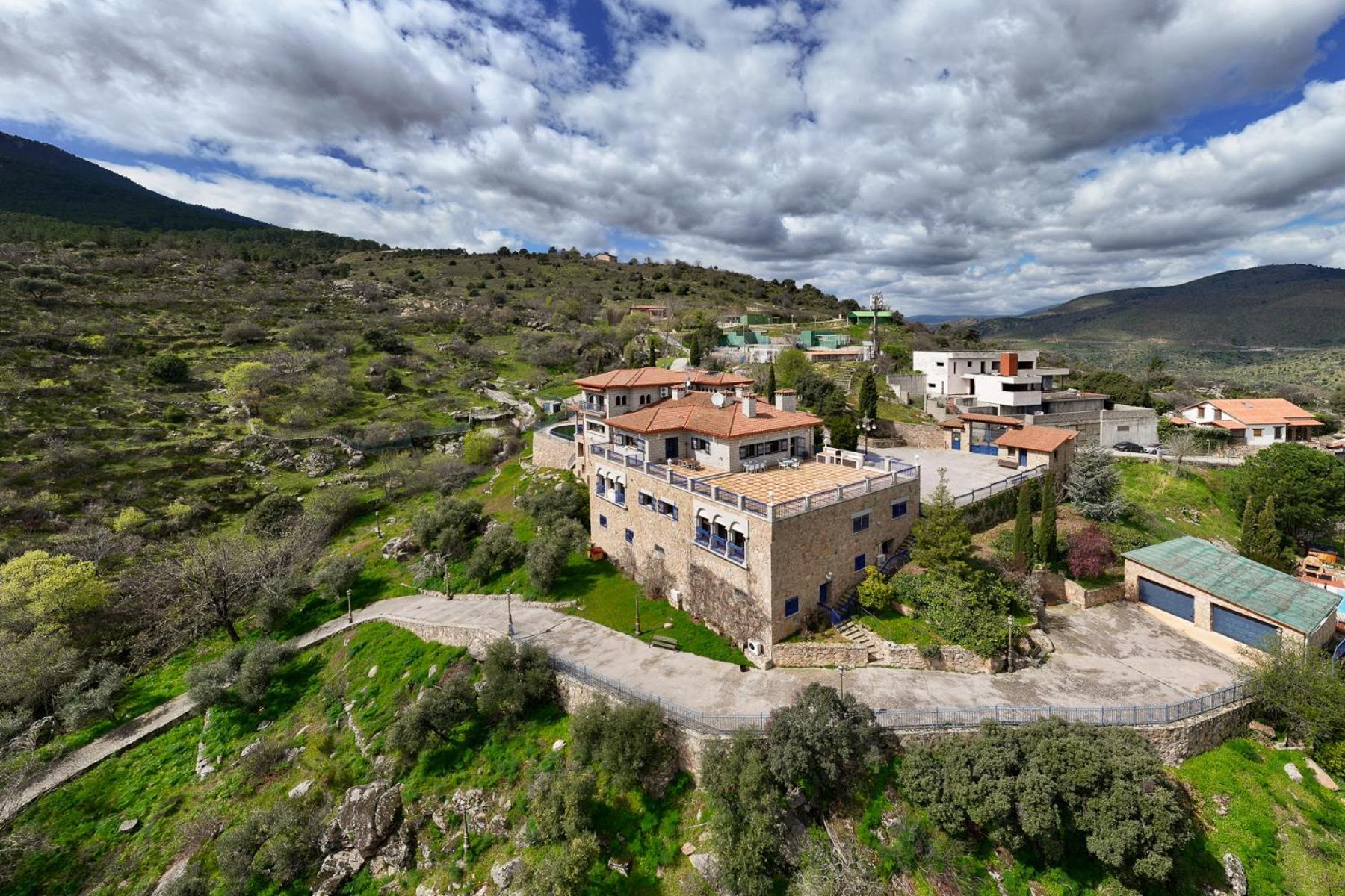 Mansion Con Jacuzzi A 40 Grados, Gran Piscina Y Padel Villa El Tiemblo Eksteriør bilde