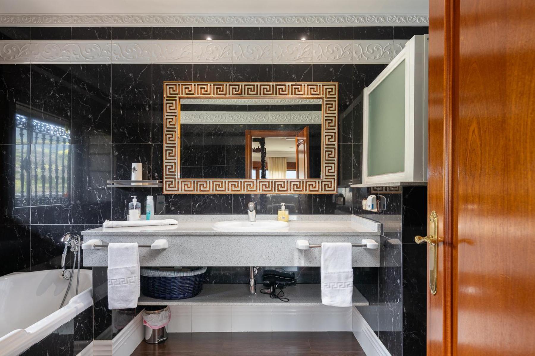 Mansion Con Jacuzzi A 40 Grados, Gran Piscina Y Padel Villa El Tiemblo Eksteriør bilde